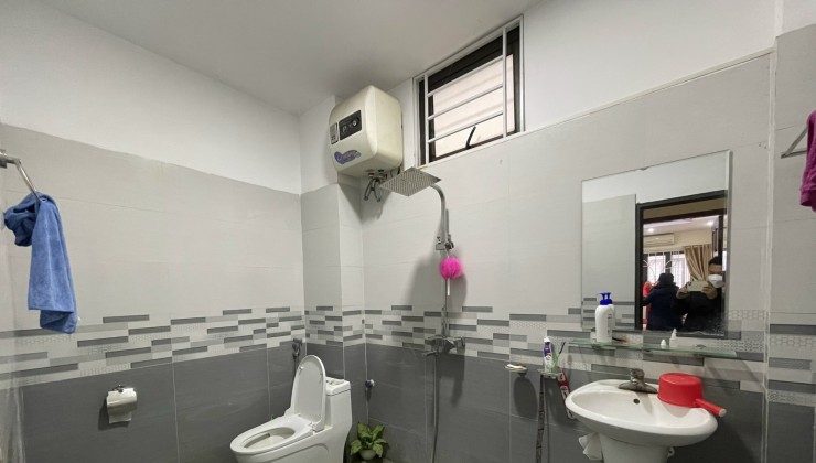 Bán gấp giá rẻ Minh Khai 24m/26m Tầng2, 4 tầng, mặt tiền 3.3m, 2.8 tỷ Hai Bà Trưng.
+ 22/6/2024 cần tiền hạ chào 200 triệu, giá chào mới 2.8 tỷ gia