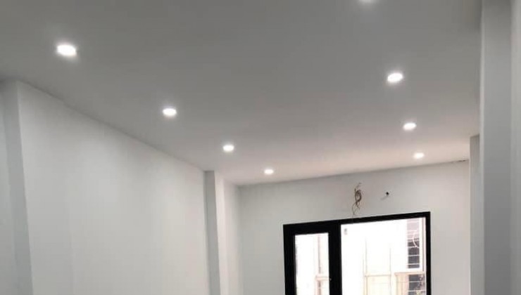 Chính chủ cho thuê nhà mặt phố Hoàng Hoa Thám, Ba Đình, Hà Nội , vị trí sầm uất thuận tiện kinh doanh.