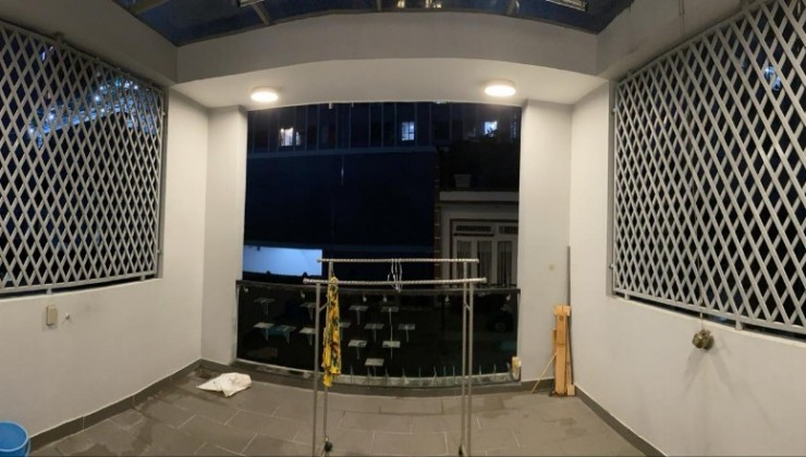 Mặt tiền hẻm Ngang  4m DT NGANG 4.5x 8 m đúc 3 tấm 

500 triệu sở hữu nhà Bến Vân Đồn Q4
