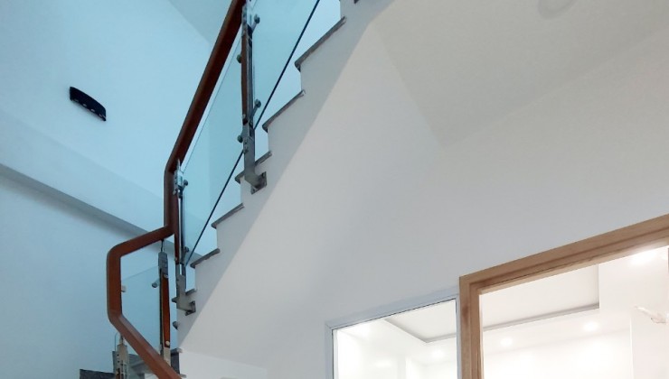Chính chủ bán nhà hẻm 6m Hòa Hảo Quận 10, Ngang 5,2m sát mặt tiền
4 tầng đúc, 70m2, giá nhỉnh 15 tỷ