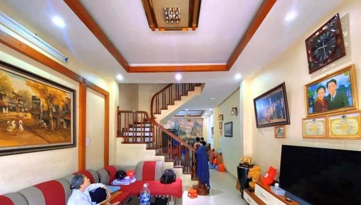 NHÀ ĐẸP ĐƯỜNG LÁNG - ĐỐNG ĐA  
DT: 32 M2 x 5 TẦNG, MẶT TIỀN 4.2M