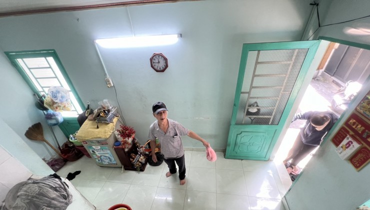 Mặt tiền hẻm Bến Vân Đồn- Hẻm trứớc nhà 4m Ngang 4 x 5 trệt lầu nhà C4 
hơn 1 tỷ Q4