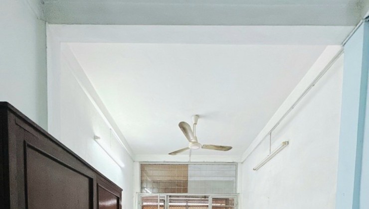 Hẻm xe hơi cách mặt tiền 15 m
Hoàng diệu Q4 
Ngang 3x 7 m
