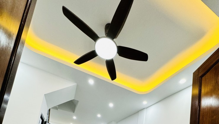 Bán căn nhà 3 tầng gần 50 m2 sổ Hà Nội 
Full nội thất giá 1,85 tỷ
