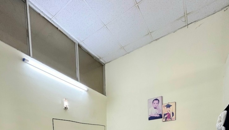 Mặt tiền cách hẻm 30m 
Nhà Ngang 6.5 x 12 m - 2 tấm 
có hơn 6 tỷ Q4