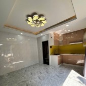 NHÀ NỚI XÂY NGANG 5 M GIÁ HƠN 2 TỶ Q4
SỔ HỒNG VUÔNG