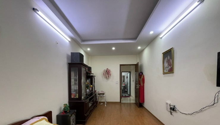 Mặt phố Kim Mã Thượng tập thể 27m/55m, Tầng 1, mặt tiền 3.3m, 5.2 tỷ Ba Đình.
+ 21/9/2024 cần bán gấp hạ chào 800 triệu, giá chào mới 5.2 tỷ.