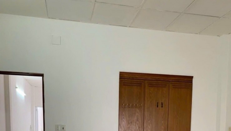 Sát mặt tiền hẻm xe hơi Q4
Ngang 6 Dài 3,65m 
Đúc bê tông 4 tấm 

HƠN 2,7 TỶ Q4