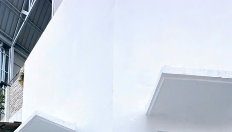 Hẻm xe hơi cách Mặt tiền 20 m 
Ngang 3.6x 8 đúc xây mới 3 tấm Q4
Hơn 4 tỷ xx