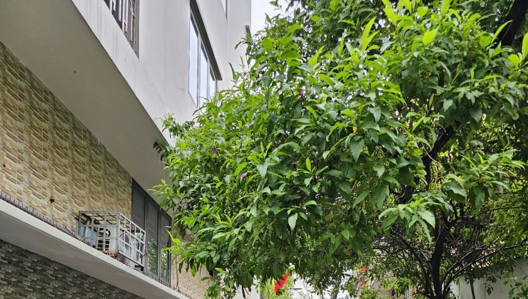 Sát mặt tiền hẻm xe hơi Q4
Ngang 6 Dài 3,65m 
Đúc bê tông 4 tấm 

HƠN 2,7 TỶ Q4