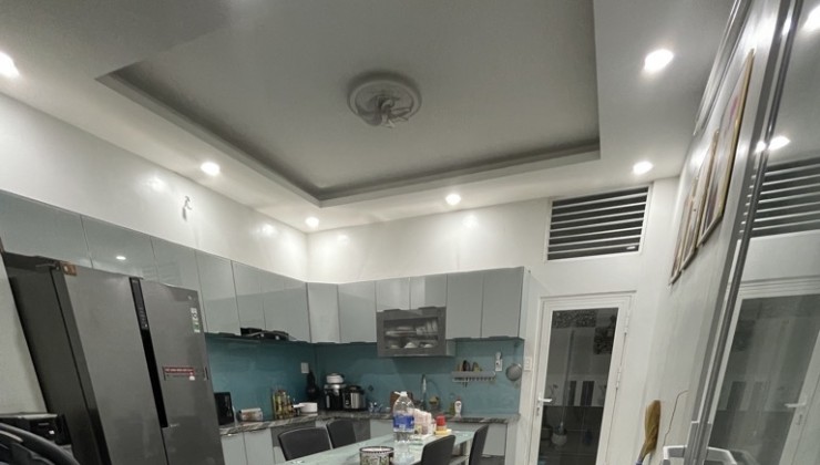Bán Nhà Mặt Tiền Đường Chợ Lớn, Phường 11, Quận 6. 
DT 74m2 x 4 tầng (4 x 19).
Giá 15.1  tỷ TL.