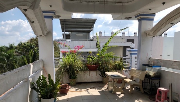 Bán Nhà Nguyễn Quý Yêm, P. An Lạc. Bình Tân. DT 67.3m2 x 4 tầng (4 x 17.2).
Giá 5.6 tỷ TL.