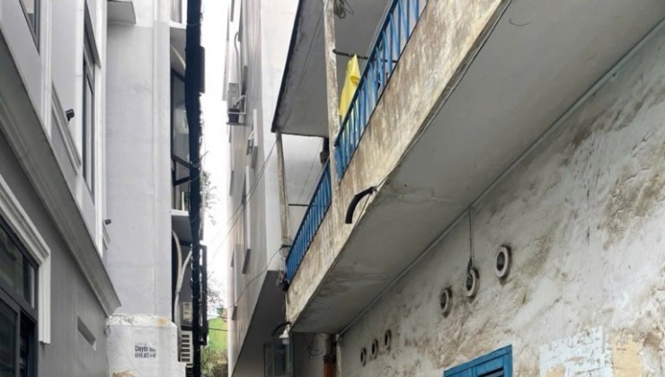 Rẻ nhất Q10- Nguyễn Tiểu La  dt 4,5 x 8,6m (cn38m2) ba tầng , góc hai mặt tiền hẻm cách 15 m ra đường lớn 3/2