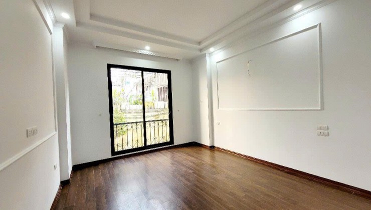 NHÀ ĐẸP - GẦN PHỐ - ĐƯỜNG RỘNG - NGÕ THÔNG - Ô TÔ ĐỖ CỔNG
