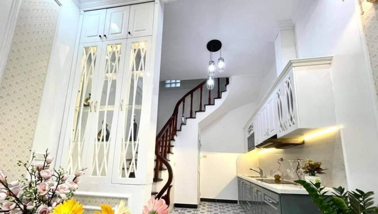 Bán gấp giá rẻ nhà đẹp mới koong Duyên Hà 40m, 4 tầng, mặt tiền 3.6m, 1.75 tỷ Thanh Trì.

28/10/2024 bán gấp hạ chào 550 triệu, giá chào mới 1.75 tỷ