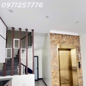 BÁN GẤP NHÀ
-TRUNG TÂM- CẦU GIẤY-NHÀ MỚI -Dt:42m2-mt:4,5m- 6 tầng- thang máy 
- Lô góc hiếm - kinh doanh - văn phòng