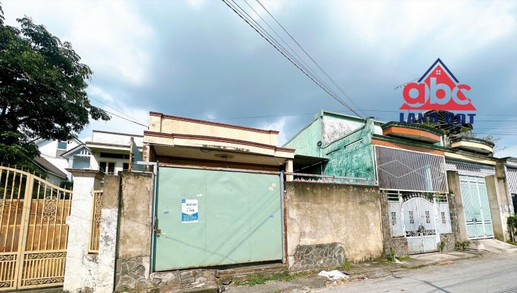 D383
BÁN LÔ ĐẤT có sẵn xác nhà 1 lầu 1 trệt  SỔ RIÊNG FULL THỔ CƯ_ 170m2 ngang 8m Phường Tân Biên