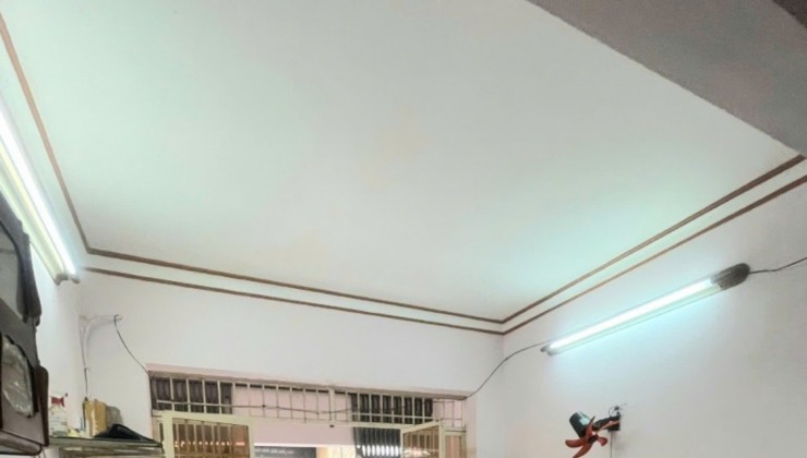 Ngang 3.5 x 9 
Đúc 2 tấm Q 4 
Hẻm rộng 3m 
Giá GIẢM 400 TRIỆU GẤP GẤP
