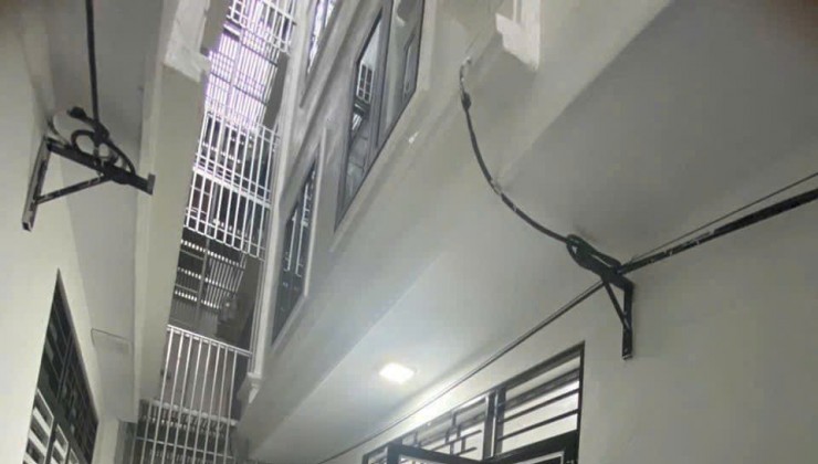 Ông anh cần tiền bán gấp nhà c4
 82,5m2  kv an trạch cát linh
 nhà cách 15 đi ra mặt phố