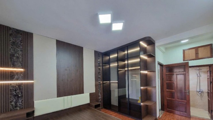 CHỦ NHÀ CẦN BÁN GẤP CĂN NHÀ TẠI NGỌC THUỴ LONG BIÊN. 30M, 5 TẦNG, MẶT TIỀN 4,1M. GIÁ NHỈNH 5 TỶ
NHÀ MỚI ĐẸP, XÂY CHẮC CHẮN , VIEW HỒ,PHÂN LÔ VUÔNG