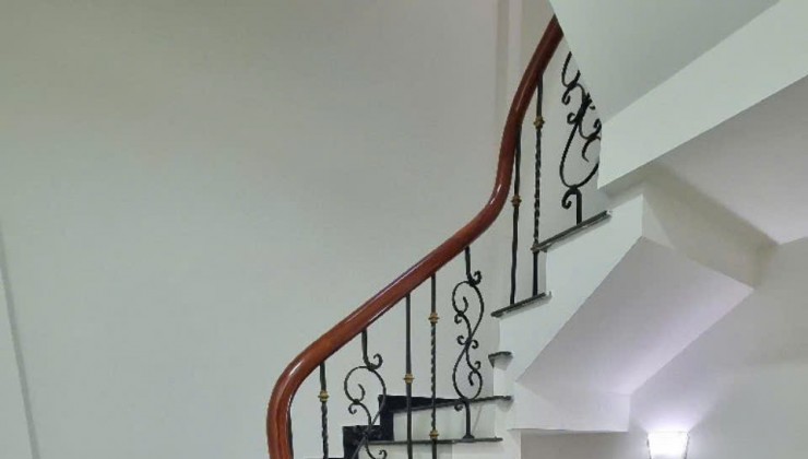 CHỦ NHÀ CẦN BÁN GẤP CĂN NHÀ TẠI NGỌC THUỴ LONG BIÊN. 30M, 5 TẦNG, MẶT TIỀN 4,1M. GIÁ NHỈNH 5 TỶ
NHÀ MỚI ĐẸP, XÂY CHẮC CHẮN , VIEW HỒ,PHÂN LÔ VUÔNG