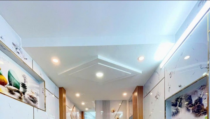 Sát mặt tiền Q4 
Ngang 3 Dài 11 m2 
ĐÚC XÂY MỚI 5 TẤM 
4 tỷ
