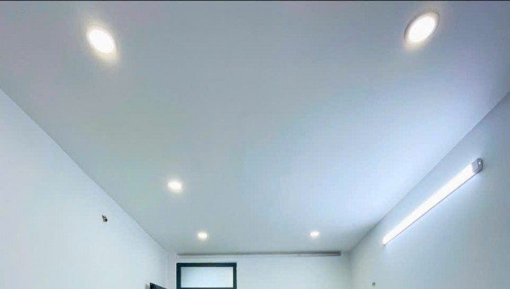 Sát mặt tiền Q4 
Ngang 3 Dài 11 m2 
ĐÚC XÂY MỚI 5 TẤM 
4 tỷ