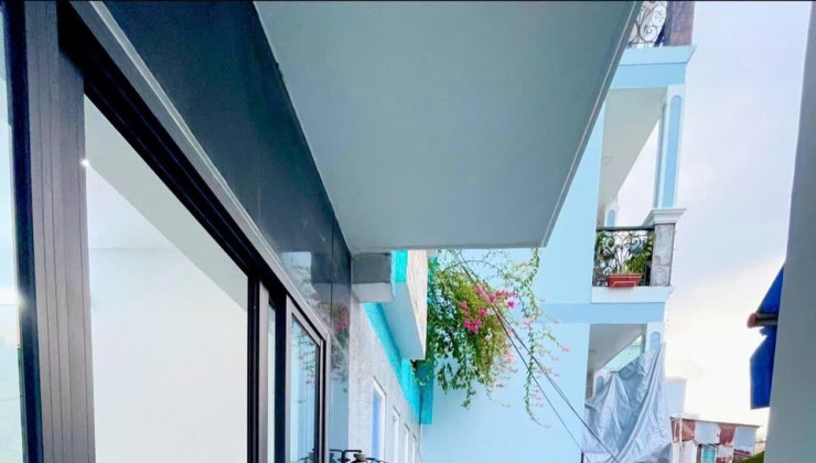 Sát mặt tiền Q4 
Ngang 3 Dài 11 m2 
ĐÚC XÂY MỚI 5 TẤM 
4 tỷ