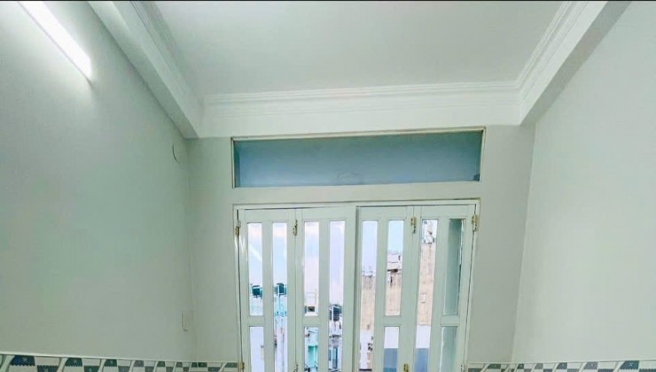Sát mặt tiền Q4 
Ngang 3 Dài 11 m2 
ĐÚC XÂY MỚI 5 TẤM 
4 tỷ