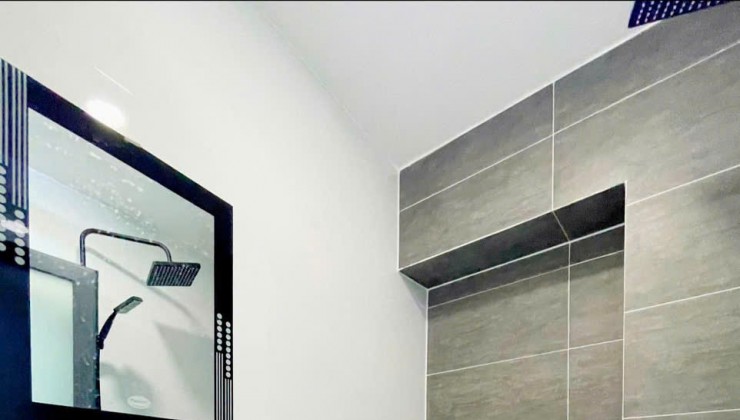 Sát mặt tiền Q4 
Ngang 3 Dài 11 m2 
ĐÚC XÂY MỚI 5 TẤM 
4 tỷ