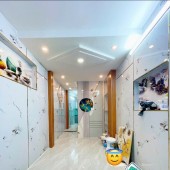 Sát mặt tiền Q4 
Ngang 3 Dài 11 m2 
ĐÚC XÂY MỚI 5 TẤM 
4 tỷ