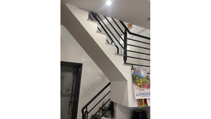 Bán gấp nhà Cách Mạng Tháng 8 Quận 10, 3 tầng ngang 4.7m chỉ 3.xx tỷ TL