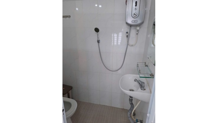 Sát mặt tiền Hoàng Diệu Q4
Ngang 3,5 Dài 7,89 m
Đúc 3 tấm 
4 tỷ