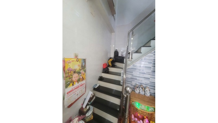 Sát mặt tiền Q4 
Ngang 3.2 Dài 12 m nở hậu 3.6 m
2 TẤM CÓ 4 TỶ