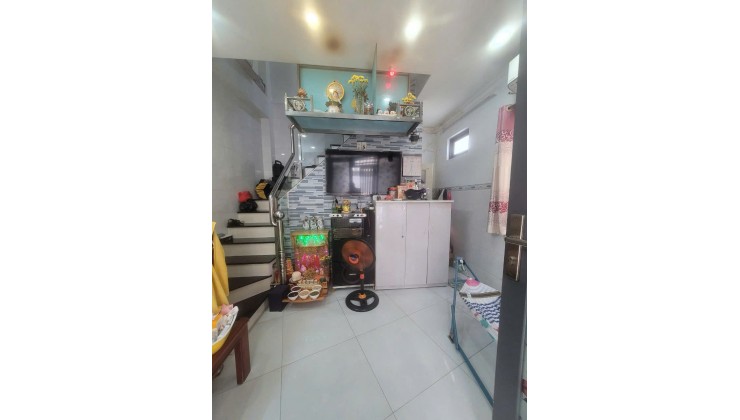 Sát mặt tiền Q4 
Ngang 3.2 Dài 12 m nở hậu 3.6 m
2 TẤM CÓ 4 TỶ