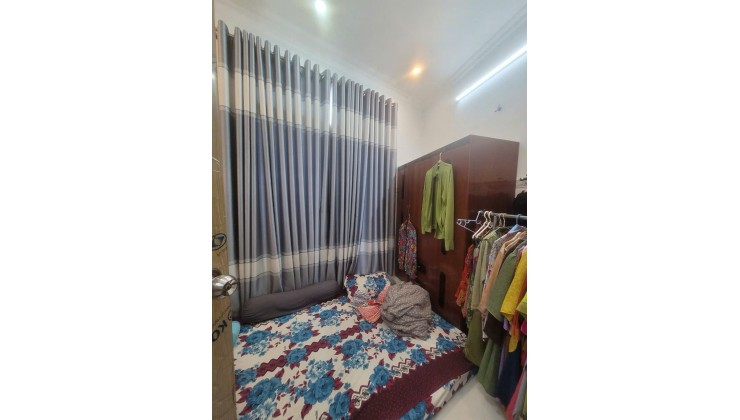 Sát mặt tiền Q4 
Ngang 3.2 Dài 12 m nở hậu 3.6 m
2 TẤM CÓ 4 TỶ