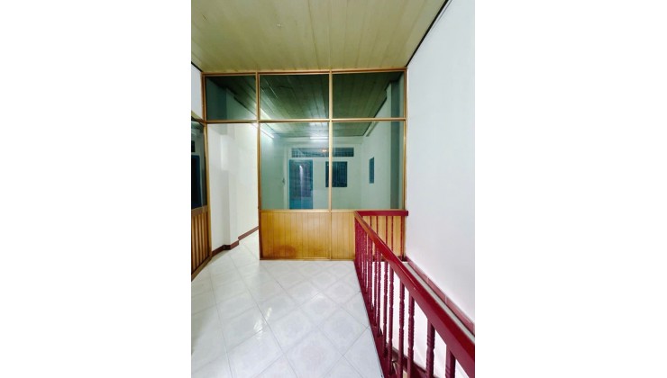 Sát mặt tiền Hoàng Diệu Q4
Ngang 3,5 Dài 7,89 m
Đúc 3 tấm 
4 tỷ
