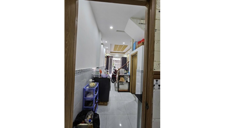 Sát mặt tiền Q4 
Ngang 3.2 Dài 12 m nở hậu 3.6 m
2 TẤM CÓ 4 TỶ