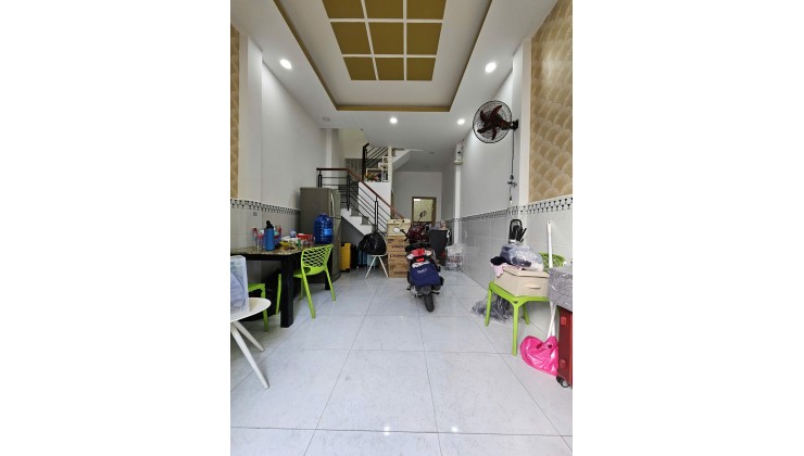 Sát mặt tiền Q4 
Ngang 3.2 Dài 12 m nở hậu 3.6 m
2 TẤM CÓ 4 TỶ