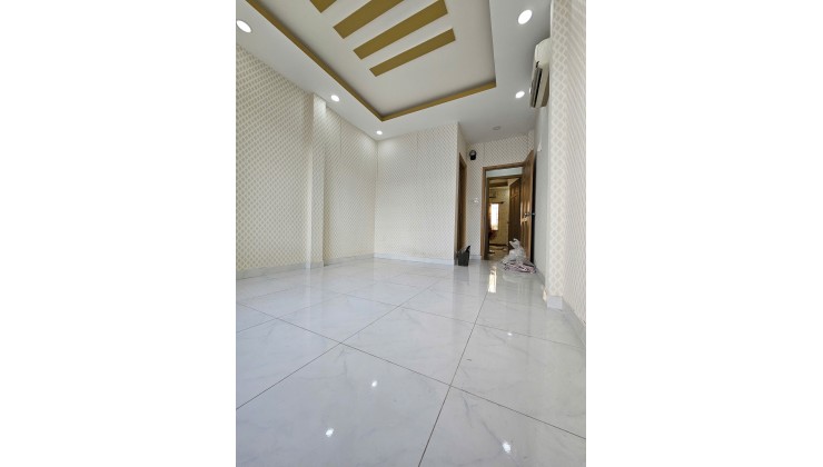 Sát mặt tiền Q4 
Ngang 3.2 Dài 12 m nở hậu 3.6 m
2 TẤM CÓ 4 TỶ