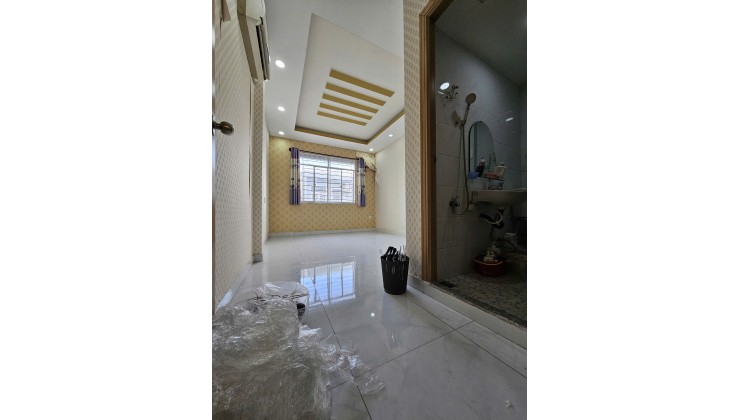 Sát mặt tiền Q4 
Ngang 3.2 Dài 12 m nở hậu 3.6 m
2 TẤM CÓ 4 TỶ