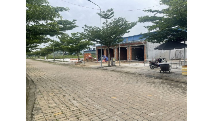 Bán nhà mặt tiền đường DT823B, Diện tích 1812m2, thổ cư, nhiều công ty xung quanh. Khu vực Đức Hòa