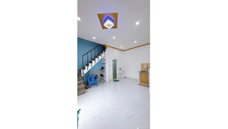 Sát mặt đường xe hơi 
Nhà Ngang 4.6 Dài 5.7 đúc 2 tấm hơn 2 tỷ
