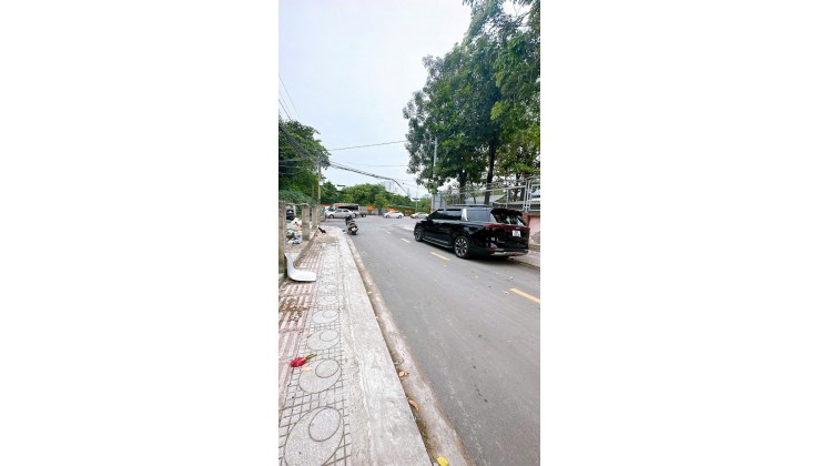 Sát mặt đường xe hơi 
Nhà Ngang 4.6 Dài 5.7 đúc 2 tấm hơn 2 tỷ