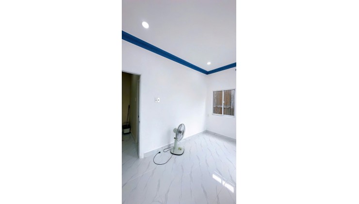 Sát mặt đường xe hơi 
Nhà Ngang 4.6 Dài 5.7 đúc 2 tấm hơn 2 tỷ