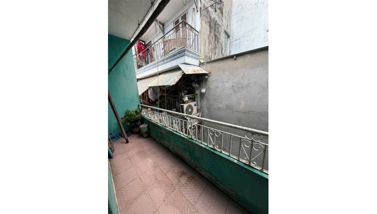 CĂN GÓC 3 MẶT TIỀN ĐƯỜNG THÔNG 
 

NGANG 4.1 NỞ HẬU 4.2 DÀI 8.5 M

3 TẦNG 
CÓ 3 TỶ TRUNG TÂM Q4