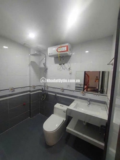 Nhà đẹp Nguyễn Văn Linh hơn 4 tỷ, 30m2, MT 4m, 5 tầng, gần ô tô