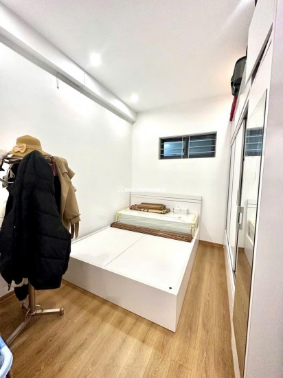 Cần bán căn hộ chung cư mặt đường Nghiêm Xuân Yêm, diện tích 73,6 m², thiết kế 3 phòng ngủ và 2 vệ sinh, ở tầng trung thoáng mát. Hướng căn hộ đón