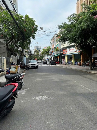 Cần bán 2 căn nhà mặt tiền đường Bà Triệu - Nha Trang dt 202m2 bán: 27 tỷ Liên hệ: em Hồng