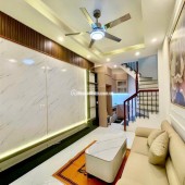 Nhỉnh 5 tỷ nhà đẹp phố Minh Khai ngõ Hòa Bình 2. Ngõ rộng trước nhà 3m. Sổ vuông đẹp